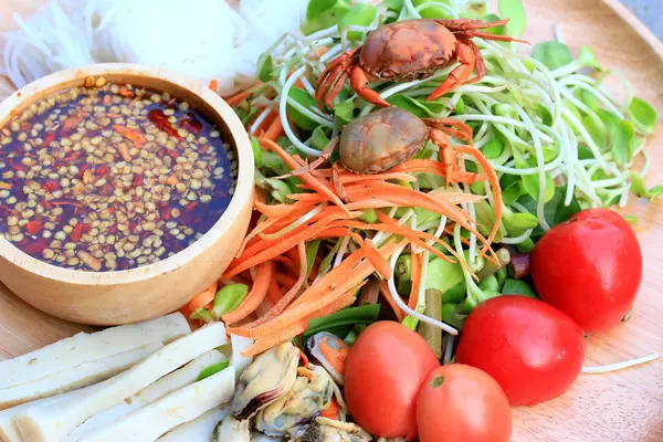 Salada picante jovens girassóis verdes plântulas - comida asiática — Fotografia de Stock