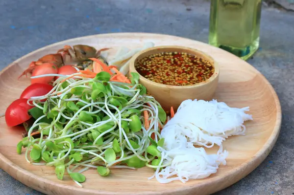 Salata baharatlı genç yeşil ayçiçeği fide - Asya gıda — Stok fotoğraf