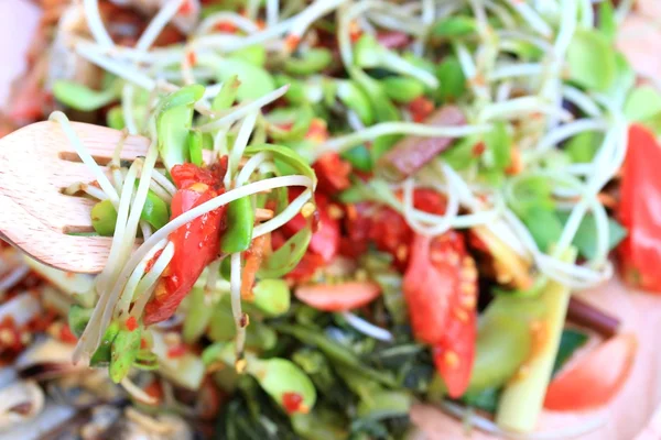 沙拉辣年轻绿色向日葵幼苗-亚洲食品 — 图库照片