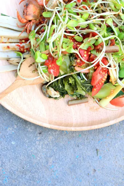 Salada picante jovens girassóis verdes plântulas - comida asiática — Fotografia de Stock