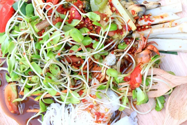 Salada picante jovens girassóis verdes plântulas - comida asiática — Fotografia de Stock