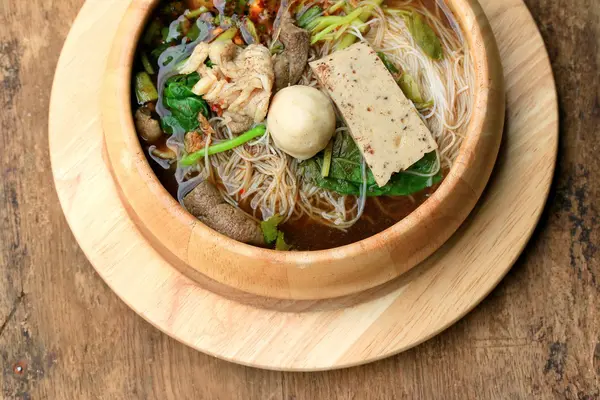 Beef noodles in soup asian style — Stock Photo, Image
