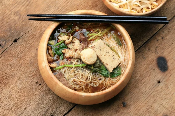 Fideos de res en sopa estilo asiático — Foto de Stock