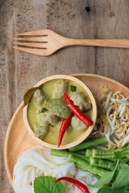 Yeşil köri Hindistan cevizi sütü ve pirinç şehriye tadını