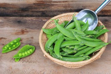 Ahşap bir vintage üzerinde taze yeşil soya fasulyesi