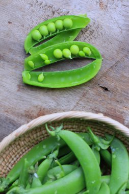 Ahşap bir vintage üzerinde taze yeşil soya fasulyesi