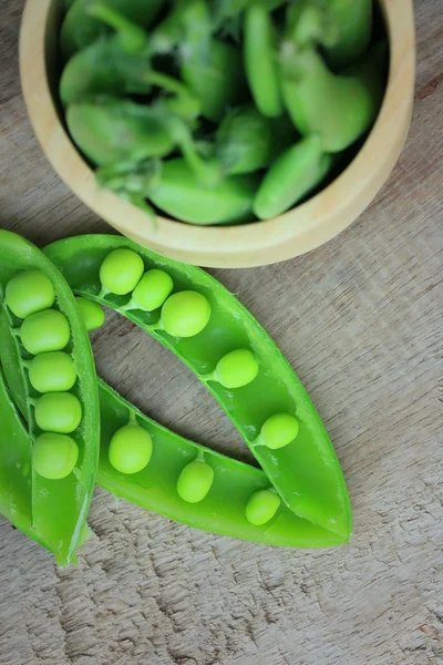 Verse groene sojabonen op een houten vintage — Stockfoto