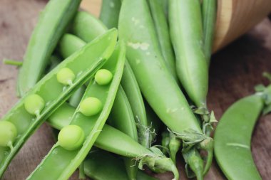 Ahşap bir vintage üzerinde taze yeşil soya fasulyesi