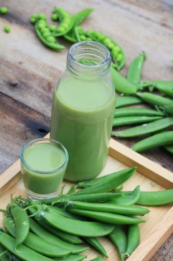 Taze yeşil soya fasulyesi ve süt, yeşil çay üzerinde ahşap vintage