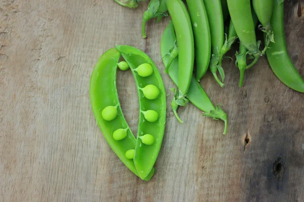 Frische grüne Sojabohnen auf einem hölzernen Jahrgang — Stockfoto