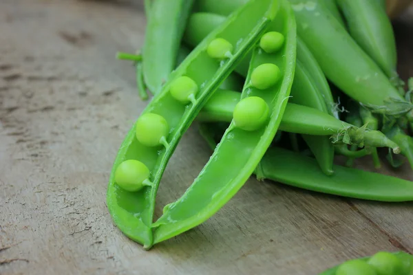 Verse groene sojabonen op een houten vintage — Stockfoto