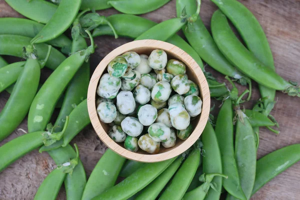 Soja verde fresca y nueces recubiertas en madera vintage —  Fotos de Stock