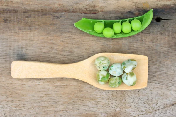 Frische grüne Sojabohnen und beschichtete Nüsse auf Holzernte — Stockfoto