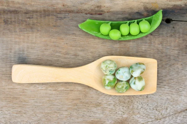 Soja verde fresca y nueces recubiertas en madera vintage —  Fotos de Stock