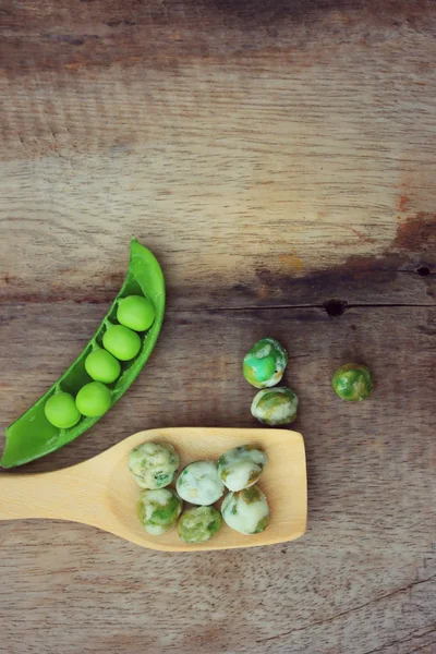 Soja verde fresca y nueces recubiertas en madera vintage —  Fotos de Stock