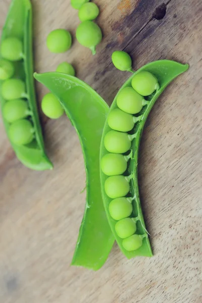 Frische grüne Sojabohnen auf einem hölzernen Jahrgang — Stockfoto