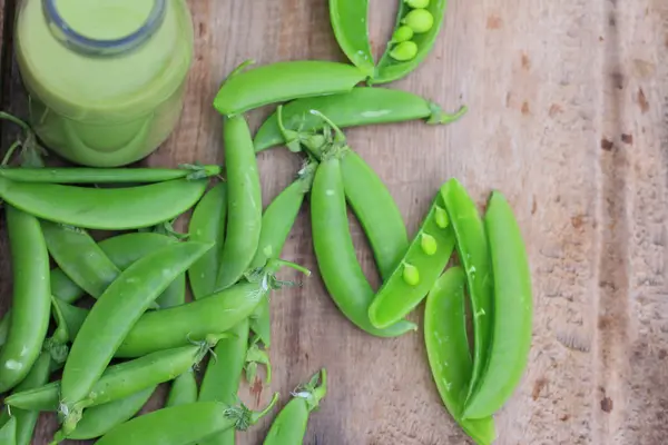 Verse groene sojabonen en melk, groene thee op hout vintage — Stockfoto