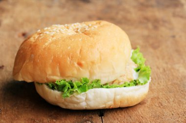 Ahşap bir vintage üzerinde lezzetli hamburger.