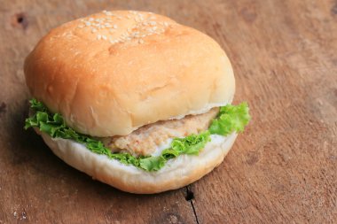 Ahşap bir vintage üzerinde lezzetli hamburger.