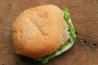 Ahşap bir vintage üzerinde lezzetli hamburger.