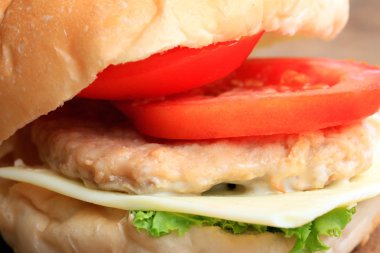 Ahşap bir vintage üzerinde lezzetli hamburger.