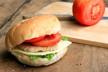 Ahşap bir vintage üzerinde lezzetli hamburger.