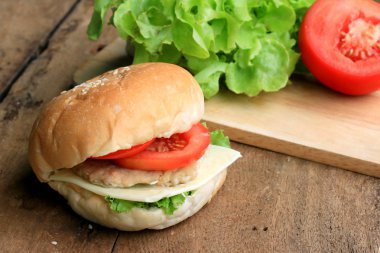 Ahşap bir vintage üzerinde lezzetli hamburger.