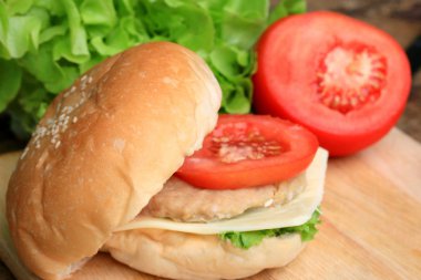 Ahşap bir vintage üzerinde lezzetli hamburger.