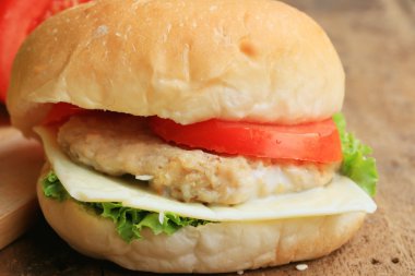 Ahşap bir vintage üzerinde lezzetli hamburger.