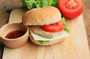 Ahşap bir vintage üzerinde lezzetli hamburger.