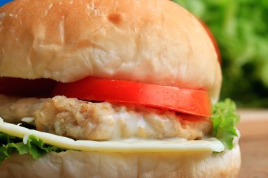 Ahşap bir vintage üzerinde lezzetli hamburger.