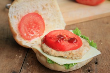 Ahşap bir vintage üzerinde lezzetli hamburger.