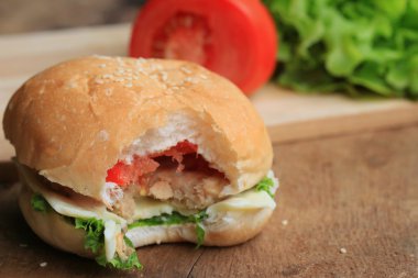 Ahşap bir vintage üzerinde lezzetli hamburger.