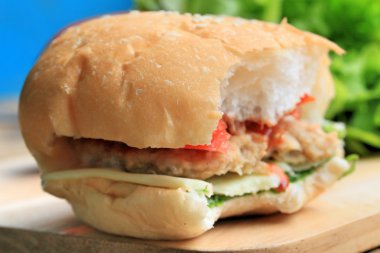 Ahşap bir vintage üzerinde lezzetli hamburger.