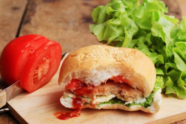 Ahşap bir vintage üzerinde lezzetli hamburger.