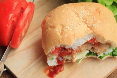 Ahşap bir vintage üzerinde lezzetli hamburger.