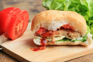 Ahşap bir vintage üzerinde lezzetli hamburger.