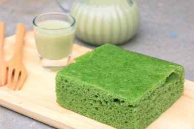 Yeşil çay pasta ve süt