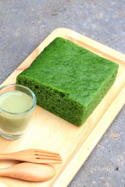 Yeşil çay pasta ve süt