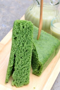 Yeşil çay pasta ve süt