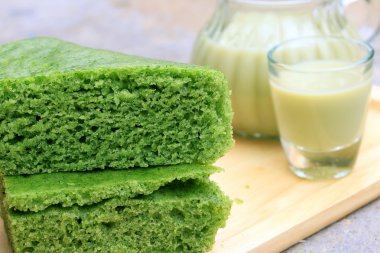 Yeşil çay pasta ve süt