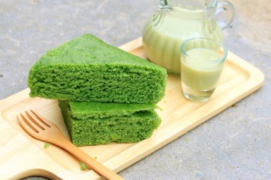 Yeşil çay pasta ve süt