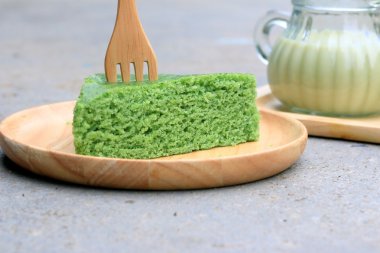 Yeşil çay pasta ve süt