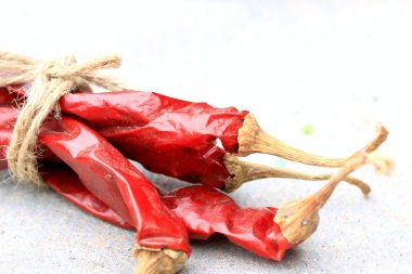 Çimento yerdeki kurutulmuş biber