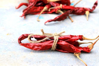 Çimento yerdeki kurutulmuş biber