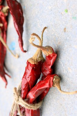 Çimento yerdeki kurutulmuş biber