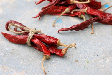 Çimento yerdeki kurutulmuş biber