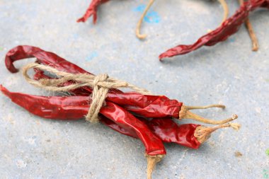 Çimento yerdeki kurutulmuş biber