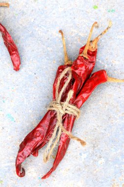 Çimento yerdeki kurutulmuş biber