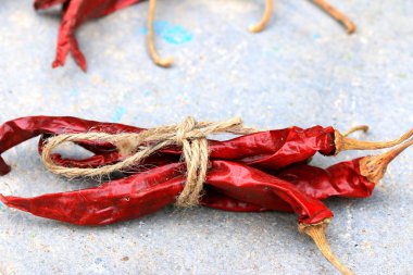 Çimento yerdeki kurutulmuş biber